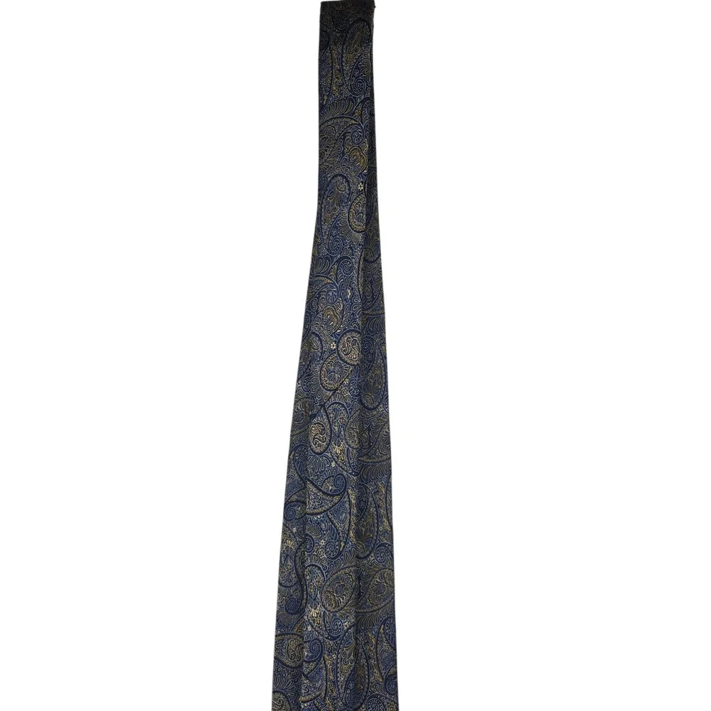Van Heusen 100% Silk Tie Blue Paisley Gold Trim Mens Necktie Classic Formal